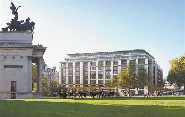 Ginger bread, members clubs και… Mykonos