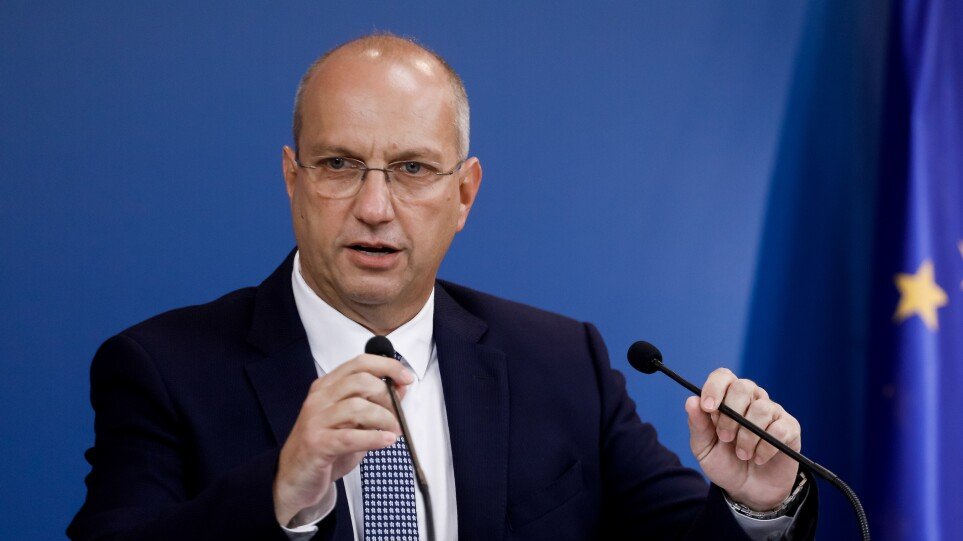 Economou: Government prepared to expand compulsory vaccination as ‘last resort’