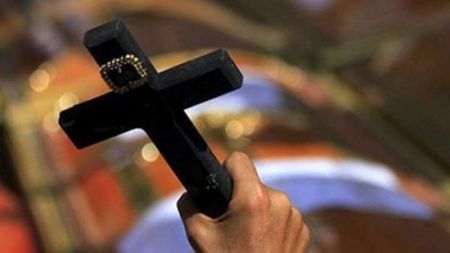 Οι «ψεκασμένοι» της Εκκλησίας, ο μητροπολίτης Κοσμάς και τα εγκλήματα με πρόσχημα την πίστη