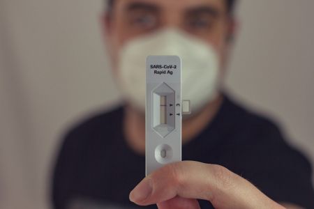 Ράπιντ τεστ με σάλιο από κυπελάκι στα φαρμακεία