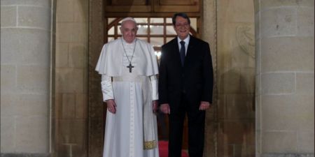 Στην Κύπρο έφτασε ο Πάπας Φραγκίσκος
