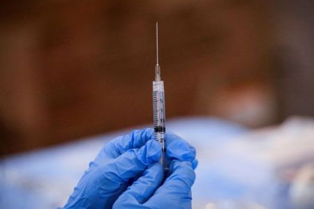 Παραλλαγή Όμικρον – Ανακοινώνονται οι αλλαγές για την τρίτη δόση – Τα σενάρια για την υποχρεωτικότητα των εμβολιασμών
