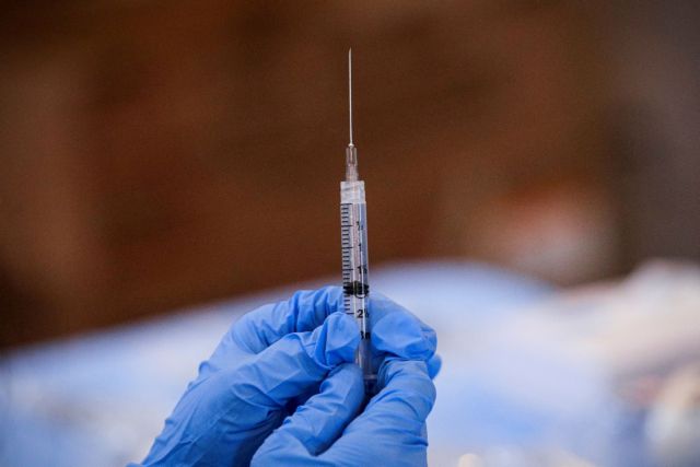 Παραλλαγή Όμικρον – Ανακοινώνονται οι αλλαγές για την τρίτη δόση – Τα σενάρια για την υποχρεωτικότητα των εμβολιασμών | tovima.gr