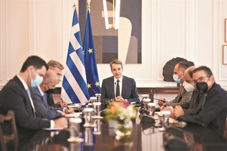 Η κυβέρνηση απέναντι στη «Λερναία Υδρα» της πανδημίας
