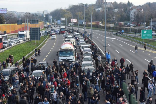 Σερβία – Καταλήψεις δρόμων σε όλη τη χώρα – Μεγάλες διαδηλώσεις για το περιβάλλον | tovima.gr