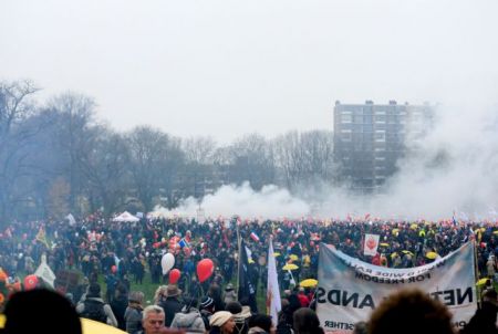 Ολλανδία – Χιλιάδες στους δρόμους κατά των περιοριστικών μέτρων