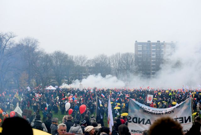 Ολλανδία – Χιλιάδες στους δρόμους κατά των περιοριστικών μέτρων | tovima.gr