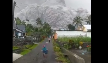 Συγκλονιστικά βίντεο από την έκρηξη του ηφαιστείου Σεμέρου – Τρέχουν να σωθούν οι κάτοικοι