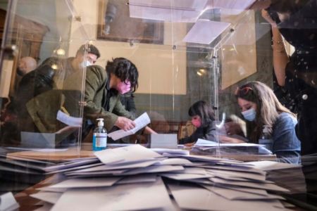 Εκλογές ΚΙΝΑΛ – Έκλεισαν οι κάλπες με ρεκόρ προσέλευσης – Τα πρώτα αποτελέσματα