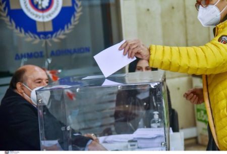 ΚΙΝΑΛ – Αθρόα προσέλευση φηφοφόρων – 120 χιλιάδες έχουν ψηφίσει – 500 ψήφοι ανά λεπτό