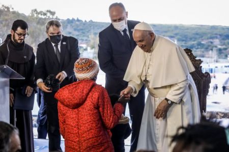 Πάπας Φραγκίσκος – Θερμά λόγια και δώρα από τους πρόσφυγες στο Καρά Τεπέ