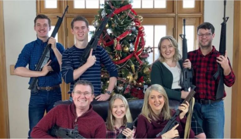 ΗΠΑ – Ρεπουμπλικανός βουλευτής πόζαρε στο χριστουγεννιατικό δέντρο με την οικογένειά του κρατώντας όπλα | tovima.gr