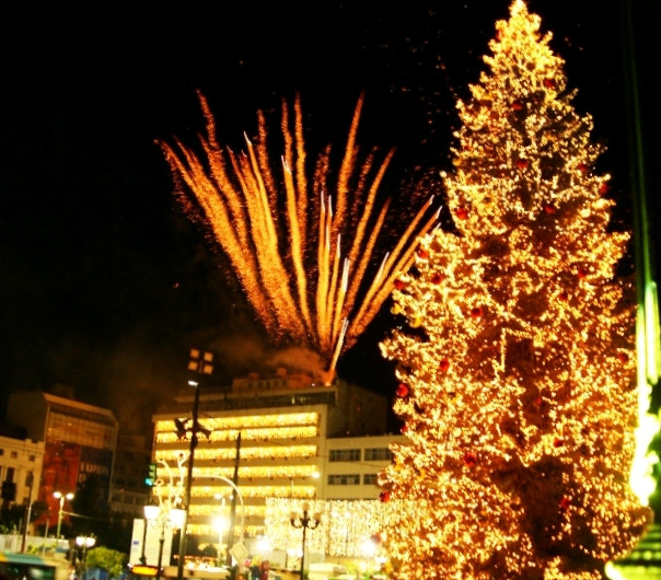 Πειραιάς – Ο Γιάννης Μώραλης φωταγώγησε το Χριστουγεννιάτικο δέντρο στο Δημοτικό Θέατρο | tovima.gr