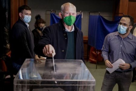 Εκλογές ΚΙΝΑΛ – Παραδέχτηκε την ήττα του ο Παπανδρέου – Συνεχάρη τον Ανδρουλάκη