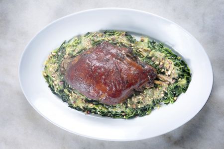 Τραγανό μπούτι με χόρτα στο φούρνο