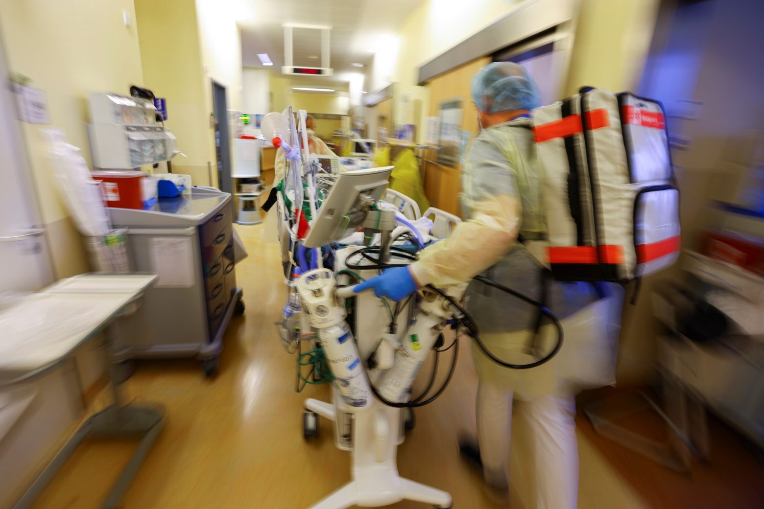 Economist – Ραγδαία αύξηση κρουσμάτων Όμικρον αλλά με ηπιότερα συμπτώματα