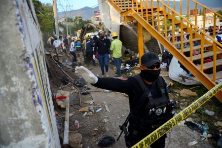 Μεξικό – 49 μετανάστες νεκροί και άλλοι 37 τραυματίες σε ανατροπή φορτηγού (Σκληρές εικόνες)