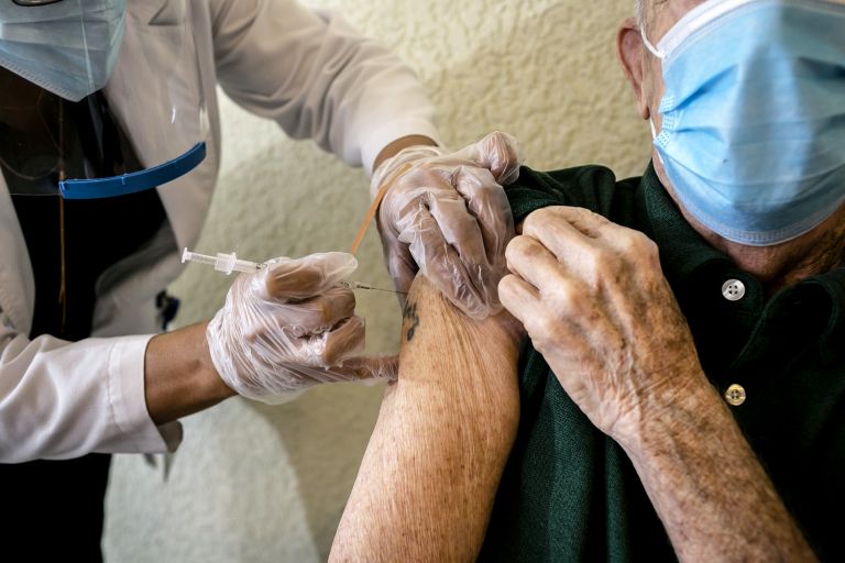 Citizens over age 60 without third COVID-19 jab considered unvaccinated as of tomorrow | tovima.gr