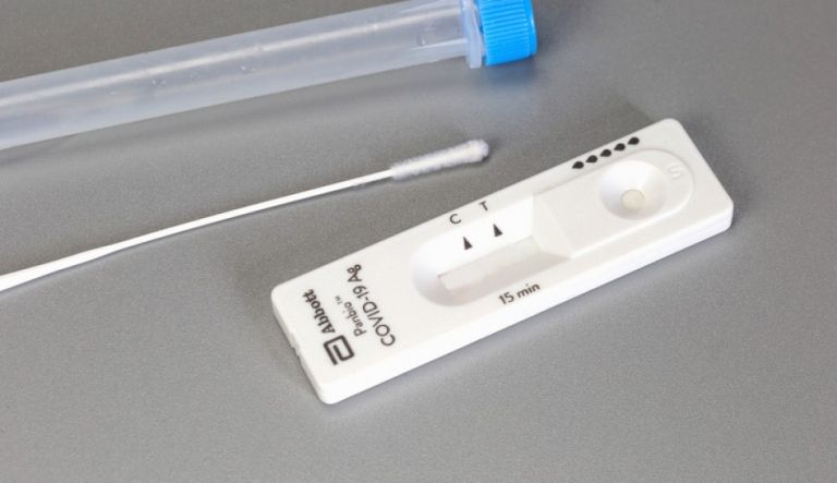 Κορωνοϊός – Συνεχίζεται η δωρεάν διάθεση self test από τα φαρμακεία