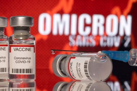 Όμικρον – Η διπλή δόση εμβολίου δεν παράγει αρκετά εξουδετερωτικά αντισώματα κατά της νέας παραλλαγής