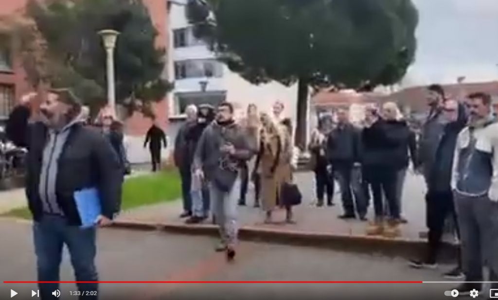 Ένταση έξω από τα Δικαστήρια μεταξύ «Θεματοφυλάκων» – γονέων και καθηγητών – Ισχυρές αστυνομικές δυνάμεις