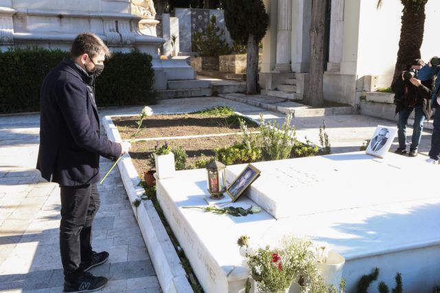 Νίκος Ανδρουλάκης – Άφησε ένα λουλούδι στους τάφους της Γεννηματά και του Παπανδρέου | tovima.gr