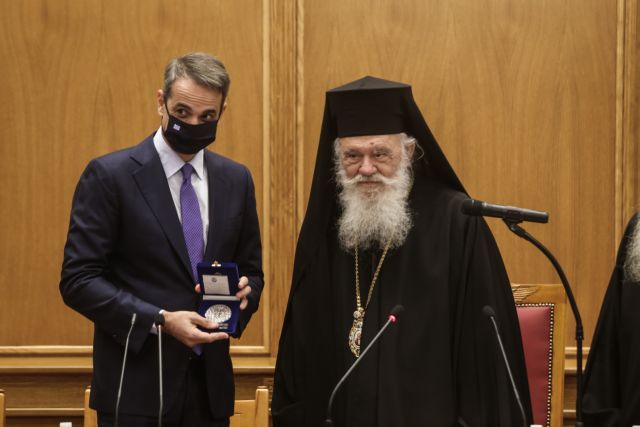 Στη Διαρκή Ιερά Σύνοδο ο Μητσοτάκης – Του απονεμήθηκε το μετάλλιο της Ιεράς Συνόδου | tovima.gr