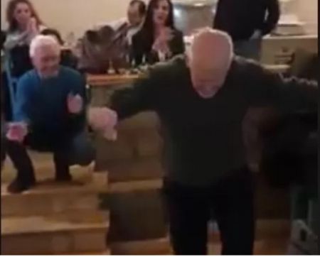 Γιώργος Παπανδρέου – Χόρεψε τη «Συννεφιασμένη Κυριακή» μετά την ήττα του