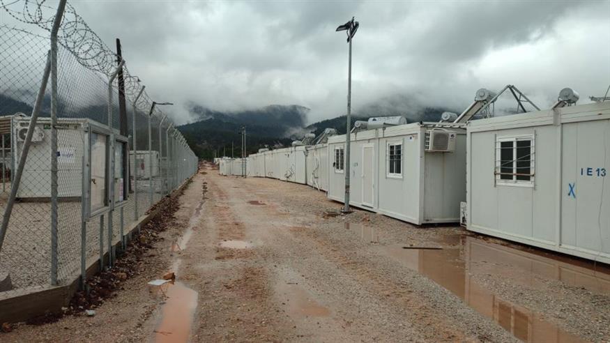 Μαλακάσα – Εγκαινιάστηκε η πρώτη κλειστή δομή προσφύγων στην ηπειρωτική Ελλάδα – Αντιδρά η τοπική κοινωνία