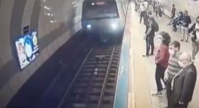 Τουρκία – Γυναίκα έπεσε στις ράγες του τρένου και γλίτωσε χωρίς να τραυματιστεί | tovima.gr