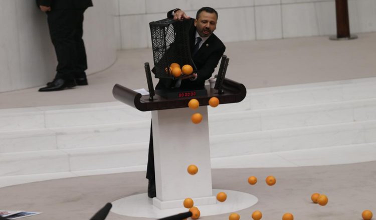 Απίστευτες σκηνές στη Βουλή της Τουρκίας – Γέμισε πορτοκάλια και είδη… μπακαλικής | tovima.gr