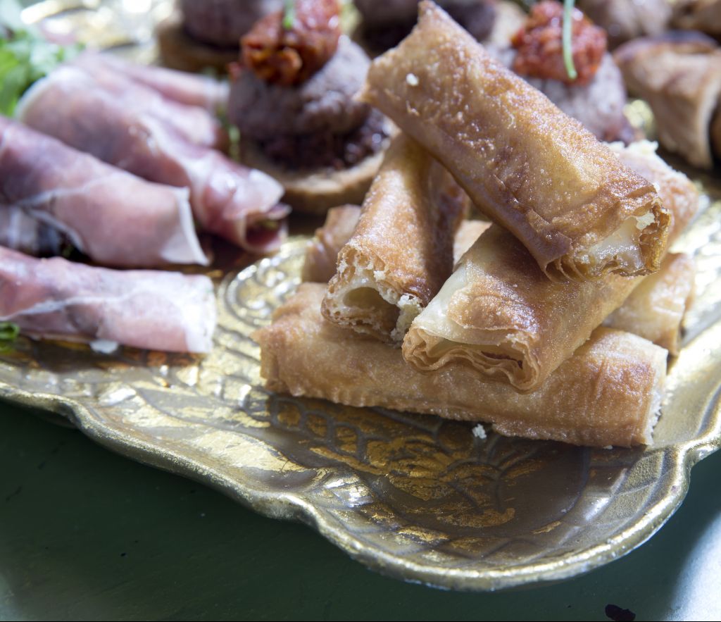 Φλογέρες με τυρί και παστουρμά