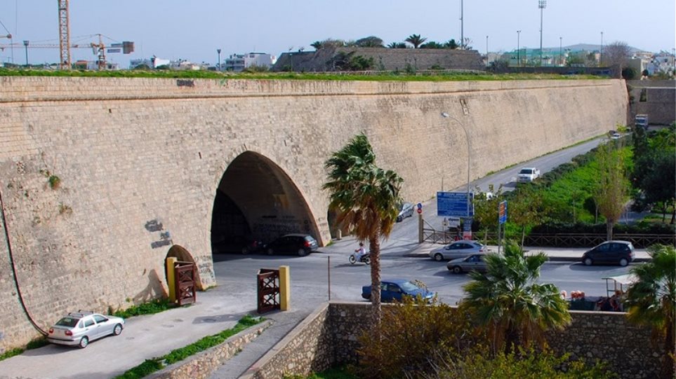 Συναγερμός στο Ηράκλειο – Γυναίκα έπεσε από τα ενετικά τείχη