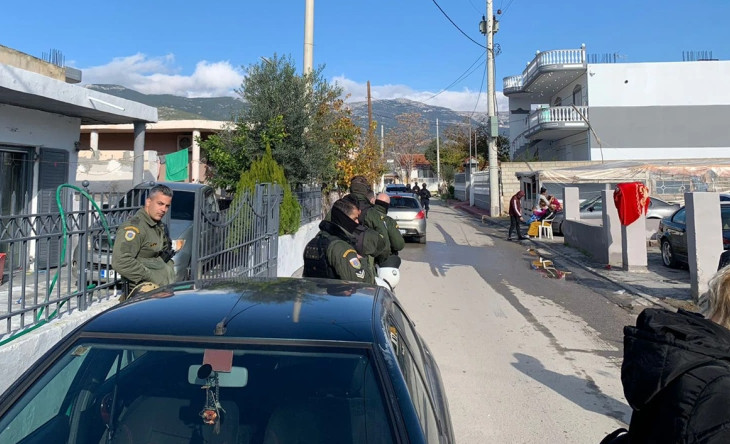 Ζεφύρι – Οκτώ συλλήψεις για όπλα και ναρκωτικά μετά τα βίντεο με πυροβολισμούς | tovima.gr