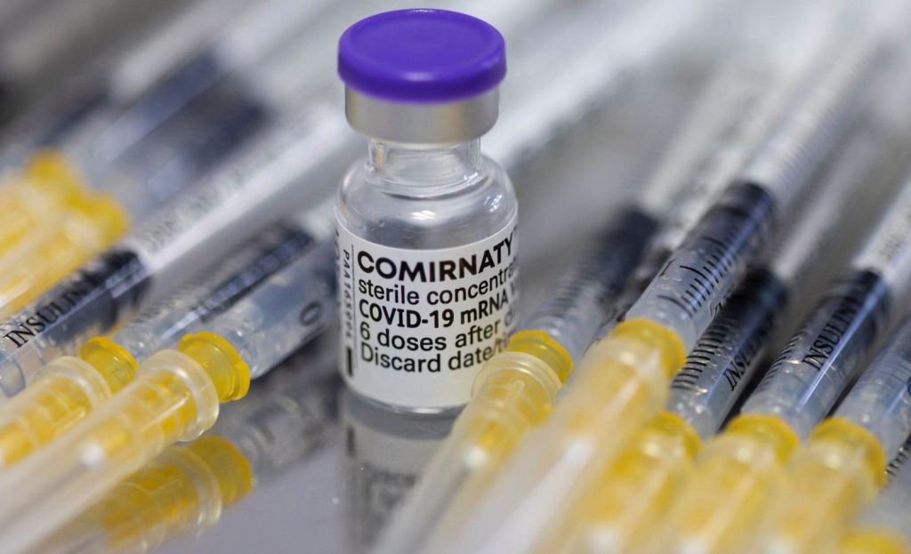 Όμικρον – Η ΕΕ θα παραγγείλει νέα βερσιόν του εμβολίου της Pfizer