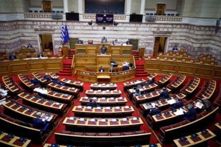 Βουλή – Αψιμαχίες για την μελέτη Τσιόδρα – Λύτρα και τη διαγραφή Κουρουμπλή