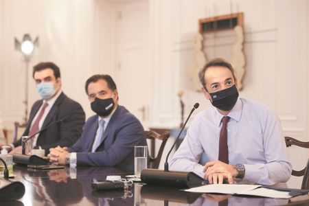 Αιχμάλωτο της Ομικρον το Μαξίμου – Ανησυχία για τα όρια αντοχής του ΕΣΥ