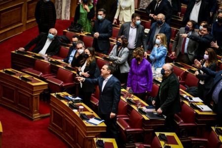 Βουλή – Το …κατά λάθος «ναι» από Τσίπρα και Γεροβασίλη στον προϋπολογισμό