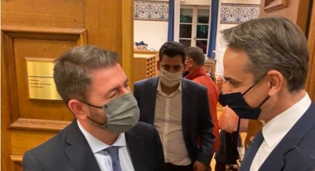 Τετ α τετ Μητσοτάκη – Ανδρουλάκη στον διάδρομο της Βουλής