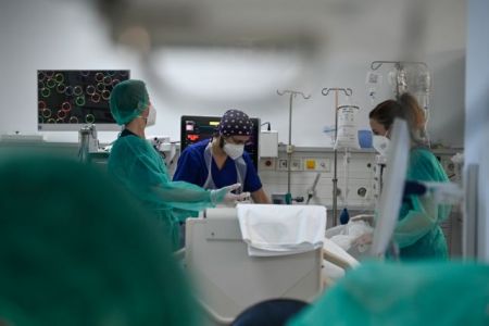 Τι μας διδάσκει η Όμικρον – «Ακόμη και με το καλό σενάριο θα επιβαρυνθούν σημαντικά τα συστήματα Υγείας»
