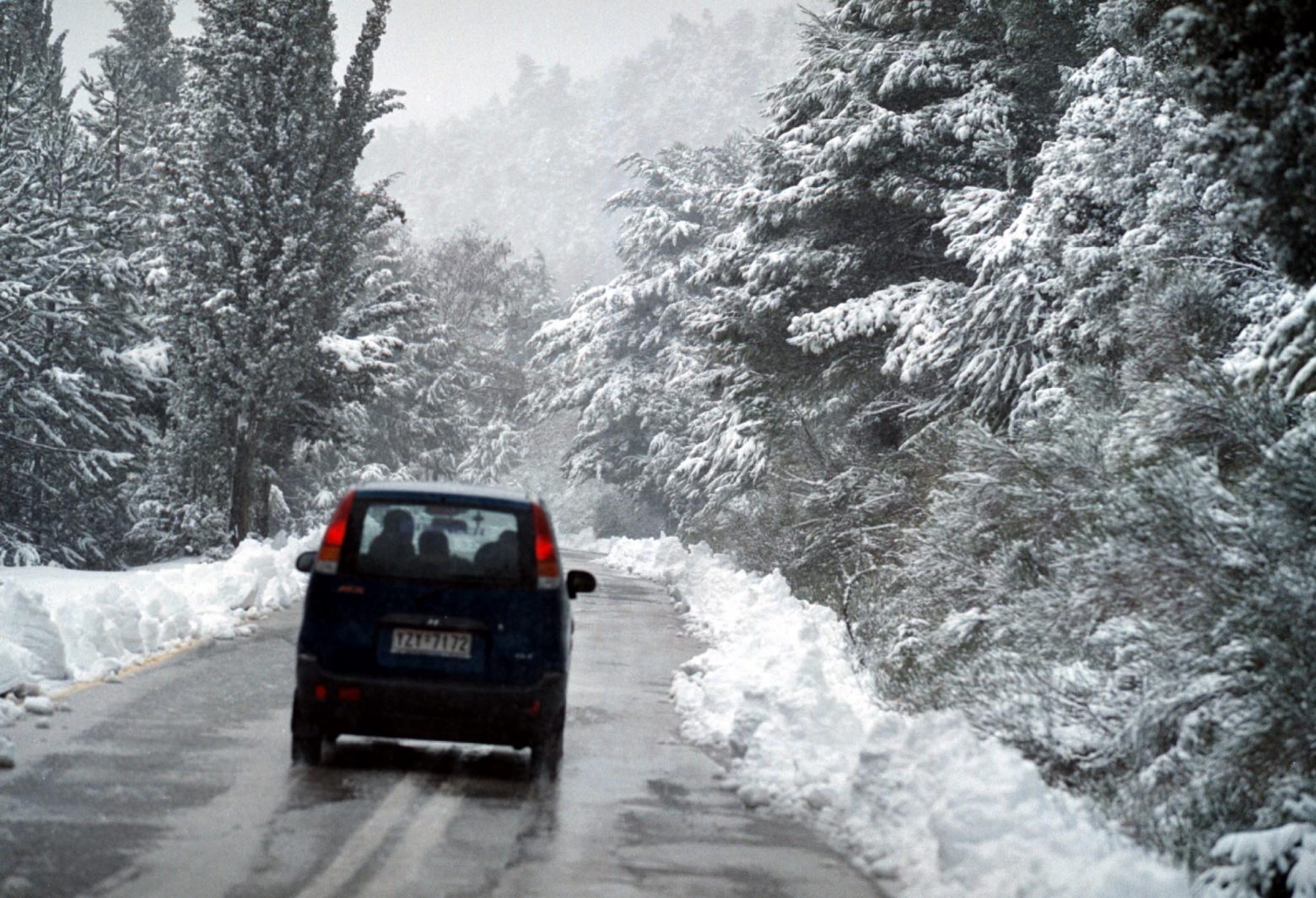 Κακοκαιρία – Ποιοι δρόμοι έκλεισαν στην Αττική λόγω χιονόπτωσης