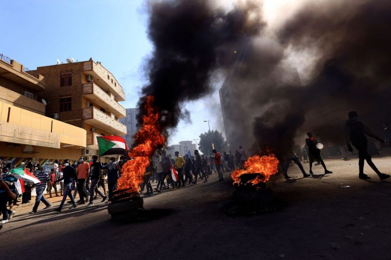 Σουδάν – Ένας νεκρός και δεκάδες τραυματίες στις μαζικές διαδηλώσεις που έγιναν την Κυριακή | tovima.gr