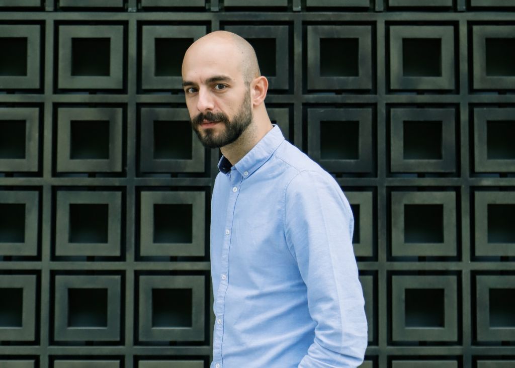 Μάνος Βαβαδάκης – «Βρίσκω συναρπαστικό το αίσθημα αλληλεγγύης μεταξύ των καλλιτεχνών»