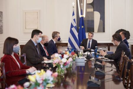 Μητσοτάκης – Σύσταση για δύο self test ενόψει των εορτών – «Παράθυρο» για επέκταση τηλεργασίας και αλλαγές στο ωράριο στην εστίαση το νέο έτος