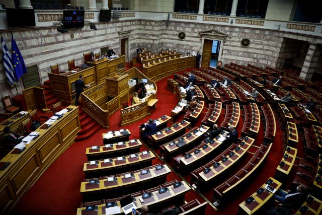 Βουλή – Επεσε ελληνική σημαία στο κεφάλι υπαλλήλου | tovima.gr