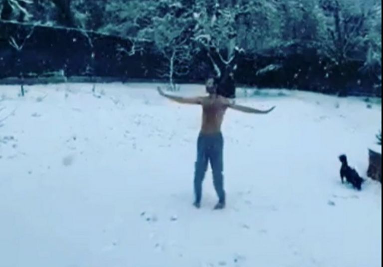 Απίθανο βίντεο – Ο Θανάσης Ευθυμιάδης χορεύει ημίγυμνος στα χιόνια | tovima.gr