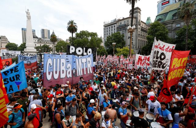 Αργεντινή – «Ζήτω η λαϊκή εξέγερση» – Δεκάδες χιλιάδες στους δρόμους του Μπουένος Αιρες | tovima.gr