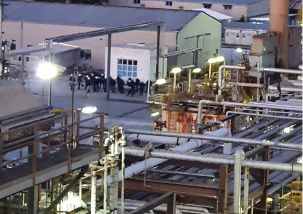 Καβάλα – Επενέβησαν τα ΜΑΤ στο εργοστάσιο της KAVALA OIL – Καταγγελία από τη ΓΣΕΕ | tovima.gr