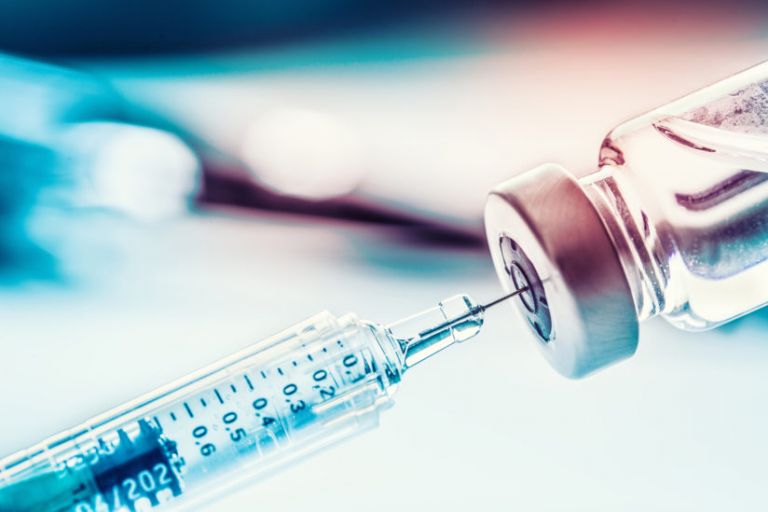 FT – Οξφόρδη και AstraZeneca μελετούν την παρασκευή νέου εμβολίου κατά της Ομικρον | tovima.gr