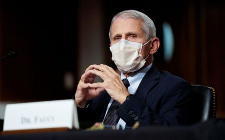 Φάουτσι – Τα μεγάλα πάρτι δεν είναι ασφαλή ακόμη και για τους εμβολιασμένους